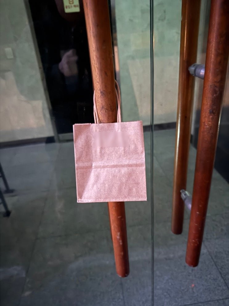 품평단 출근 전이라 회사 뒷문에 걸어둠!